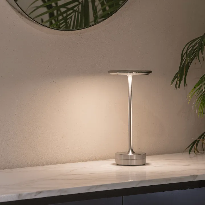 Top-choice Stock-clearance Metallic Table LED Cordless Lamp